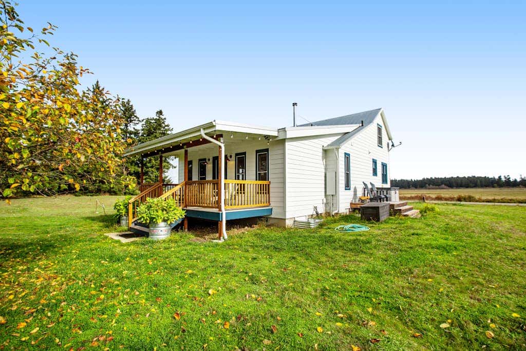 Scenic Mountain View Retreat with Fireplace and Pet Friendly Garden in Coupeville