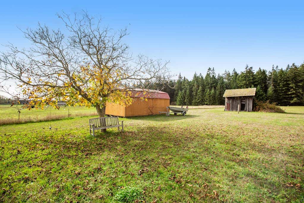 Scenic Mountain View Retreat with Fireplace and Pet Friendly Garden in Coupeville