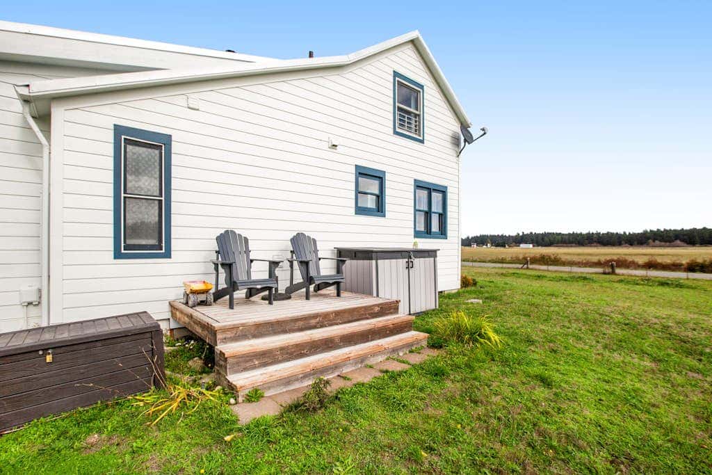Scenic Mountain View Retreat with Fireplace and Pet Friendly Garden in Coupeville