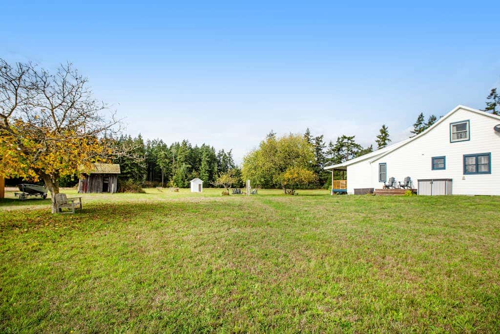 Scenic Mountain View Retreat with Fireplace and Pet Friendly Garden in Coupeville