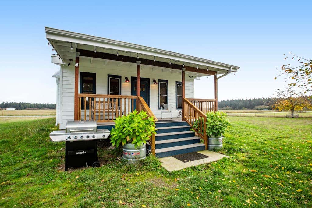 Scenic Mountain View Retreat with Fireplace and Pet Friendly Garden in Coupeville