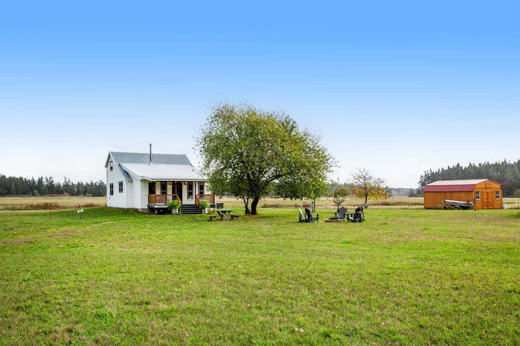 Scenic Mountain View Retreat with Fireplace and Pet Friendly Garden in Coupeville