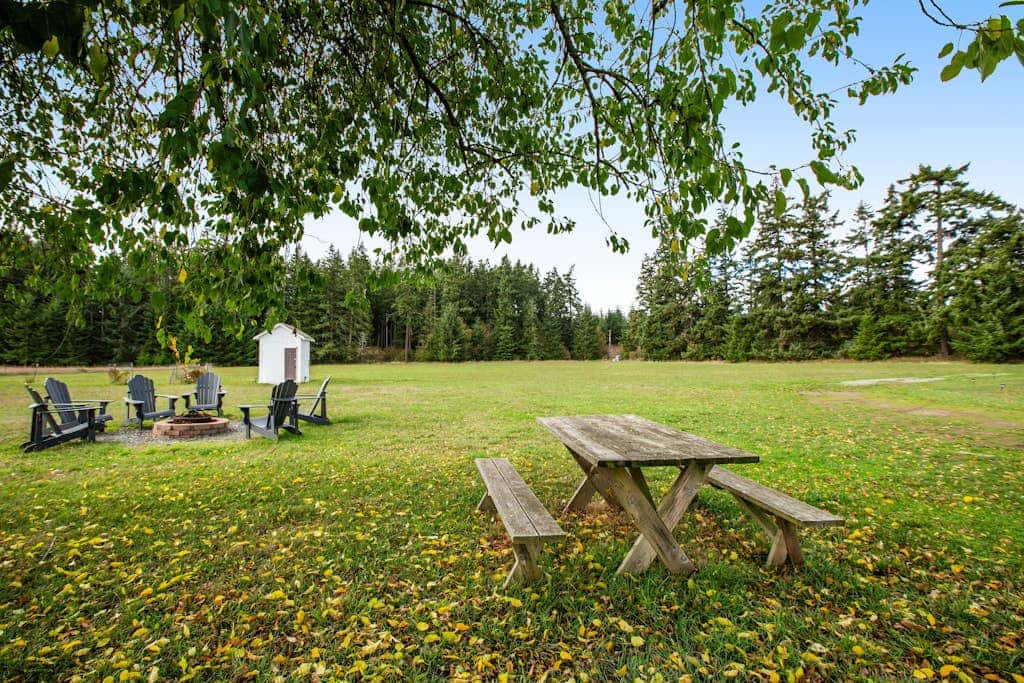 Scenic Mountain View Retreat with Fireplace and Pet Friendly Garden in Coupeville