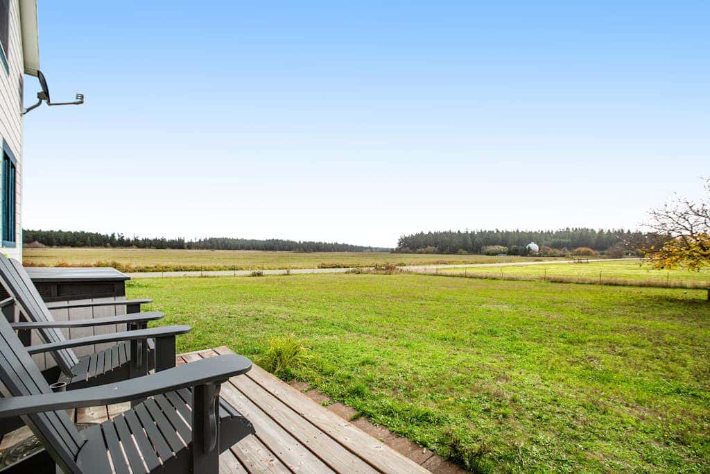 Scenic Mountain View Retreat with Fireplace and Pet Friendly Garden in Coupeville