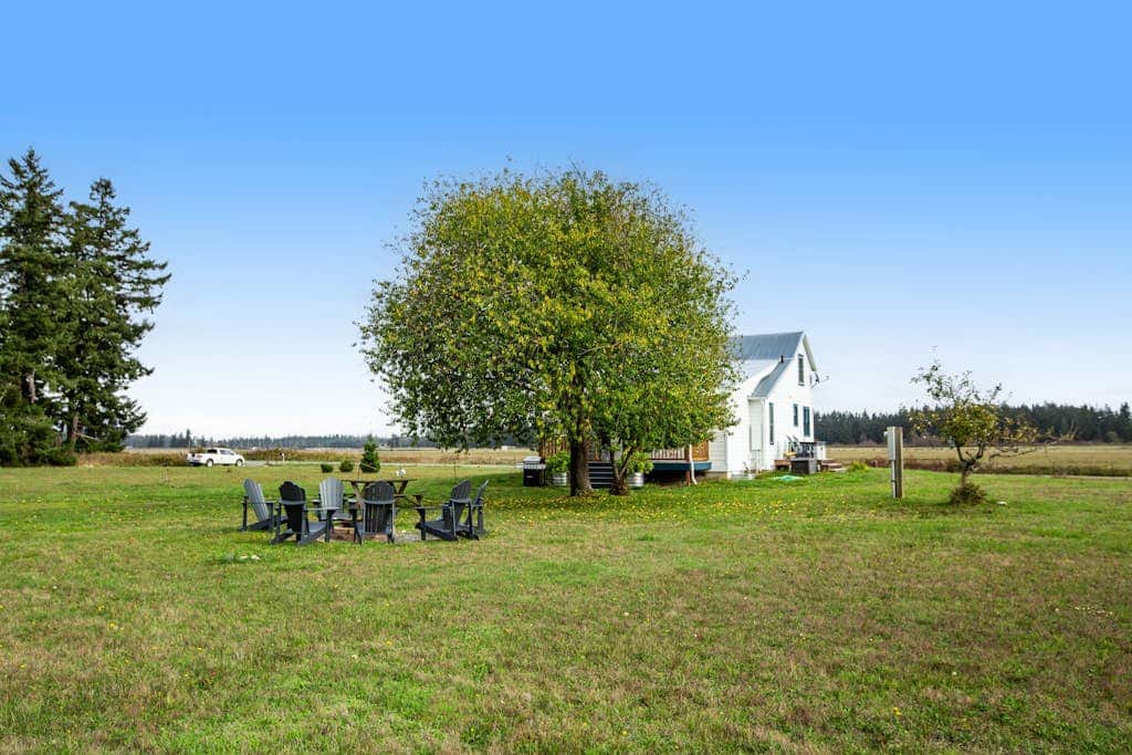 Scenic Mountain View Retreat with Fireplace and Pet Friendly Garden in Coupeville