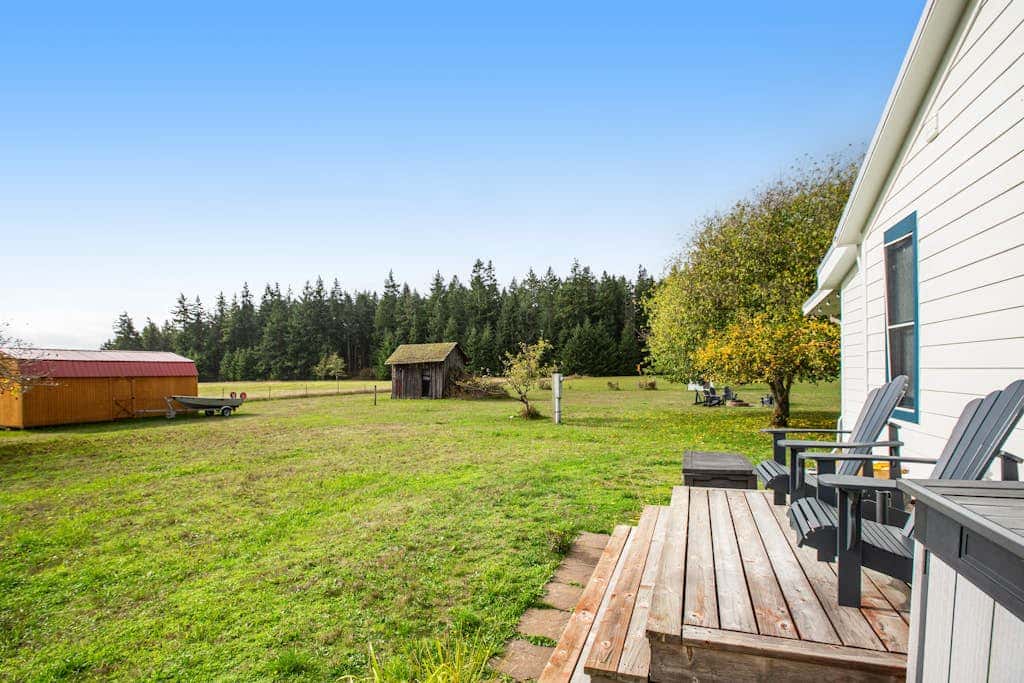 Scenic Mountain View Retreat with Fireplace and Pet Friendly Garden in Coupeville