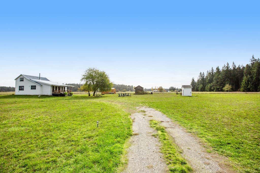 Scenic Mountain View Retreat with Fireplace and Pet Friendly Garden in Coupeville