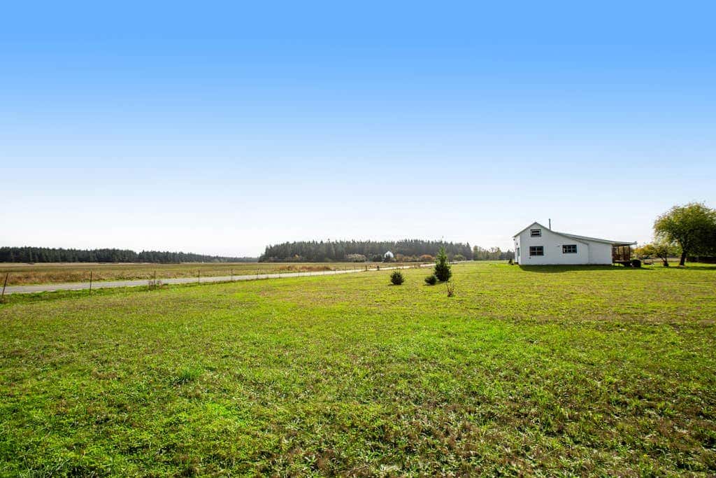 Scenic Mountain View Retreat with Fireplace and Pet Friendly Garden in Coupeville
