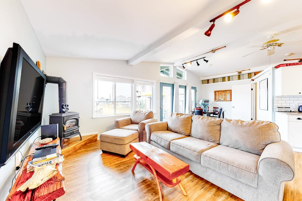 Evinrude Escape Waterfront House with Private Beach Access and Fire Pit