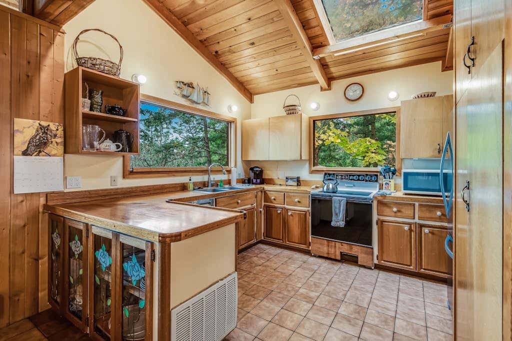 Spectacular Waterfront Cabin in Eastsound with Private Deck and Mountain Views