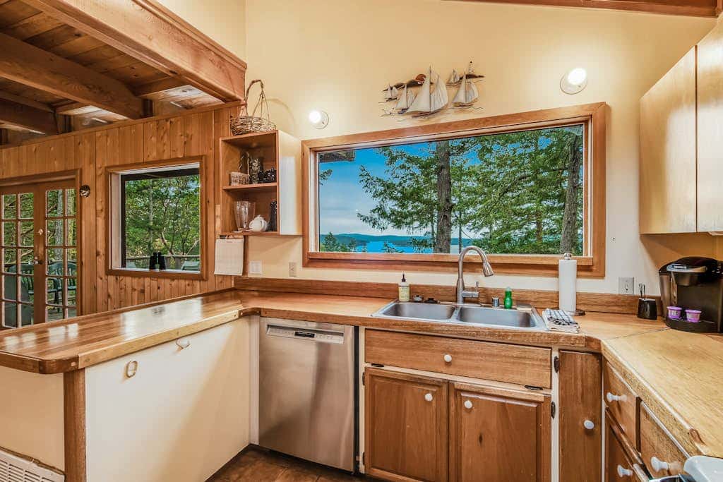 Spectacular Waterfront Cabin in Eastsound with Private Deck and Mountain Views
