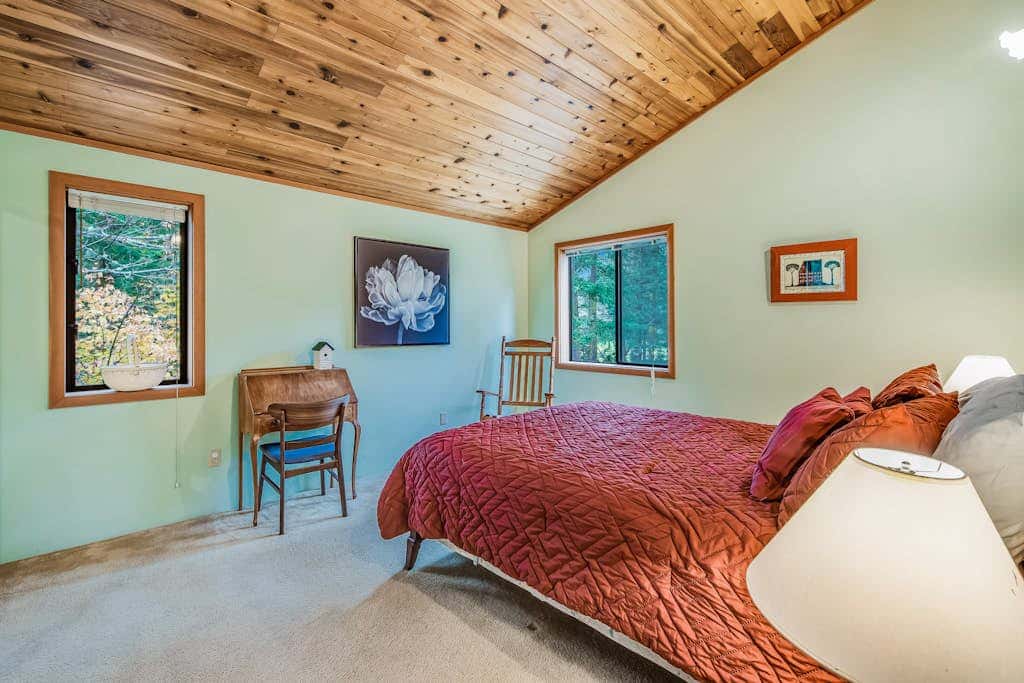 Spectacular Waterfront Cabin in Eastsound with Private Deck and Mountain Views