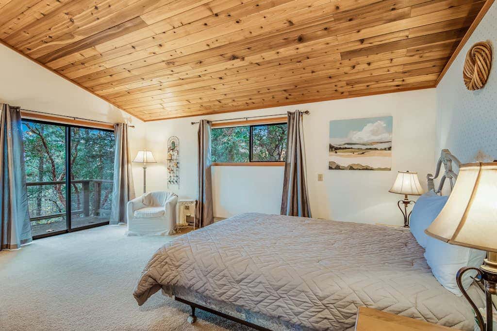 Spectacular Waterfront Cabin in Eastsound with Private Deck and Mountain Views