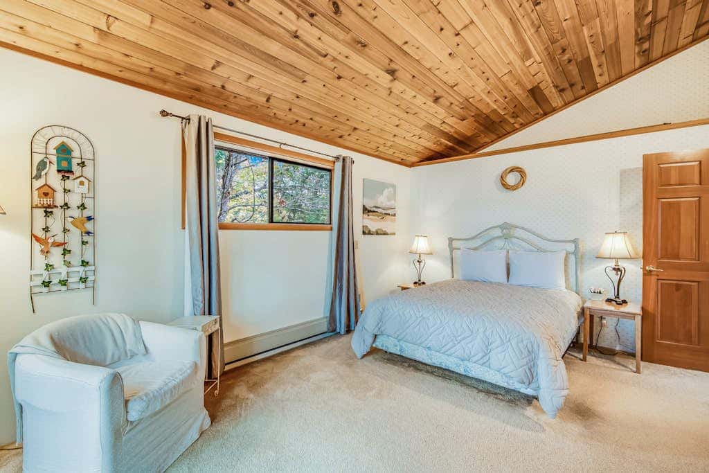 Spectacular Waterfront Cabin in Eastsound with Private Deck and Mountain Views