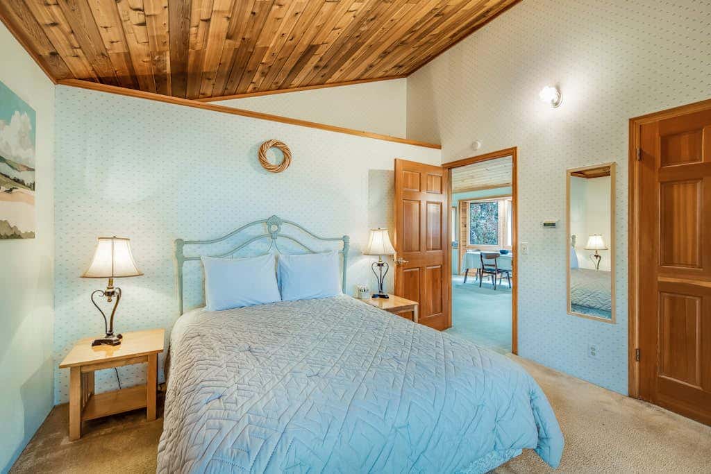 Spectacular Waterfront Cabin in Eastsound with Private Deck and Mountain Views