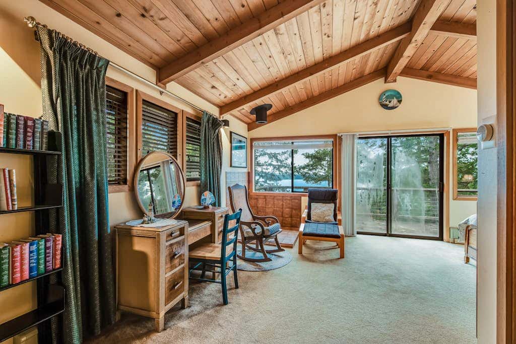 Spectacular Waterfront Cabin in Eastsound with Private Deck and Mountain Views
