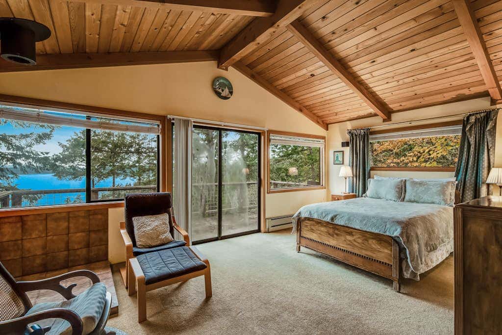 Spectacular Waterfront Cabin in Eastsound with Private Deck and Mountain Views