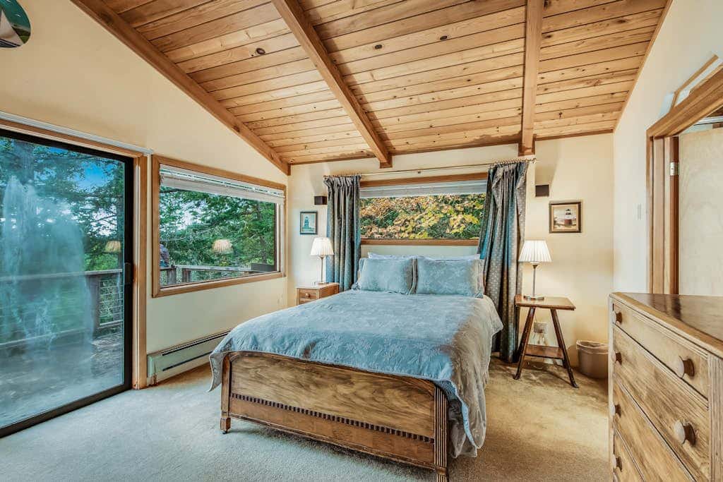Spectacular Waterfront Cabin in Eastsound with Private Deck and Mountain Views