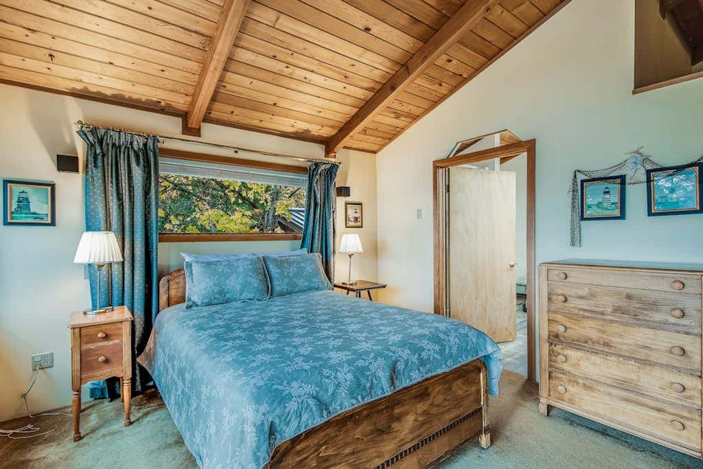 Spectacular Waterfront Cabin in Eastsound with Private Deck and Mountain Views