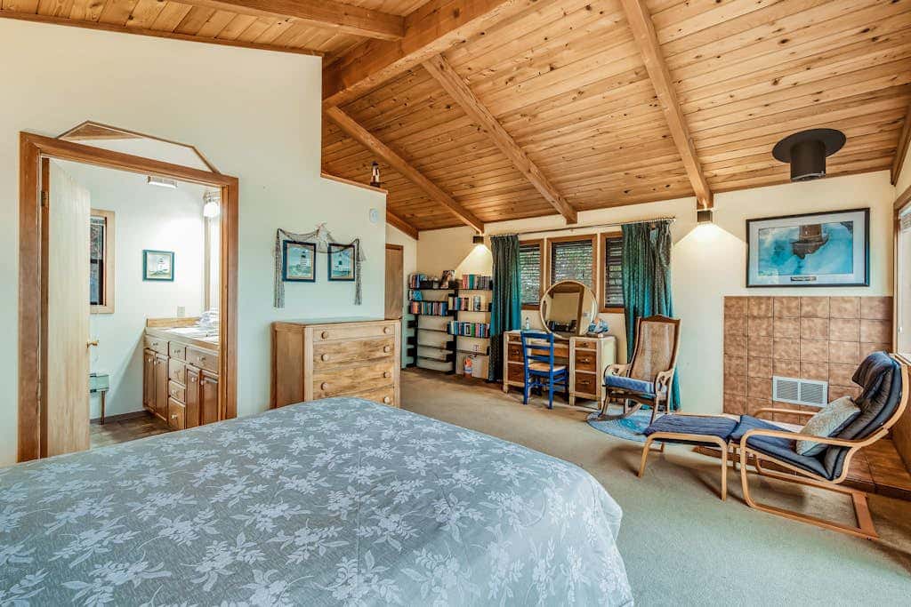 Spectacular Waterfront Cabin in Eastsound with Private Deck and Mountain Views