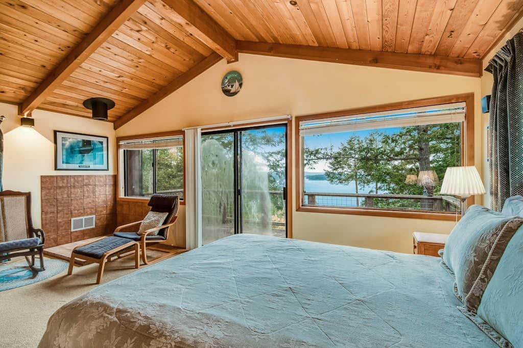 Spectacular Waterfront Cabin in Eastsound with Private Deck and Mountain Views