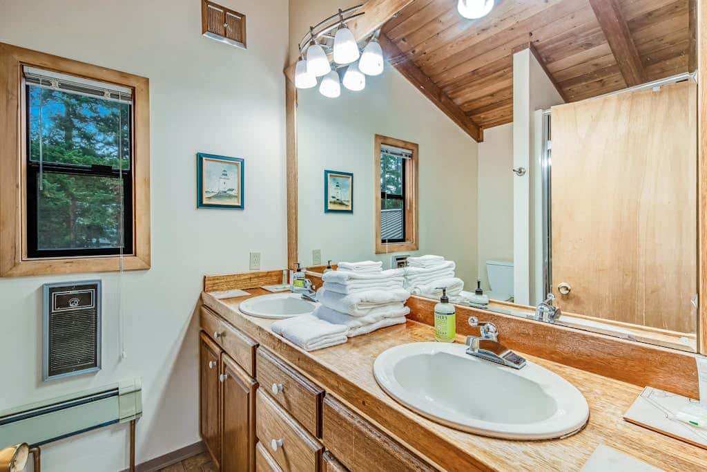 Spectacular Waterfront Cabin in Eastsound with Private Deck and Mountain Views
