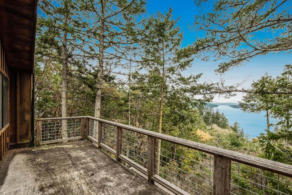 Spectacular Waterfront Cabin in Eastsound with Private Deck and Mountain Views