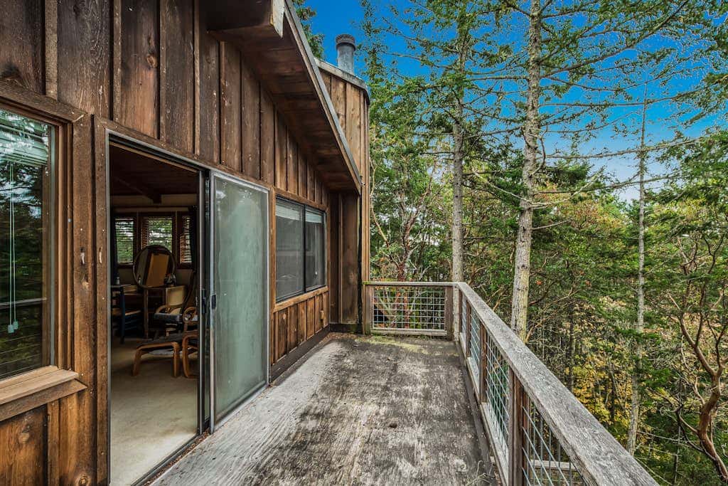 Spectacular Waterfront Cabin in Eastsound with Private Deck and Mountain Views
