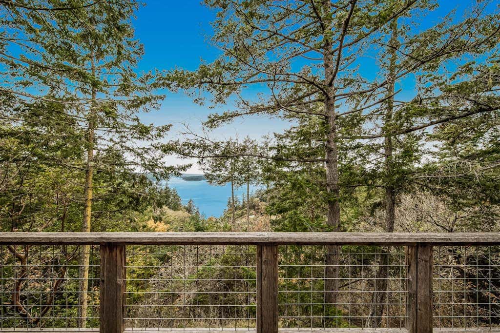 Spectacular Waterfront Cabin in Eastsound with Private Deck and Mountain Views