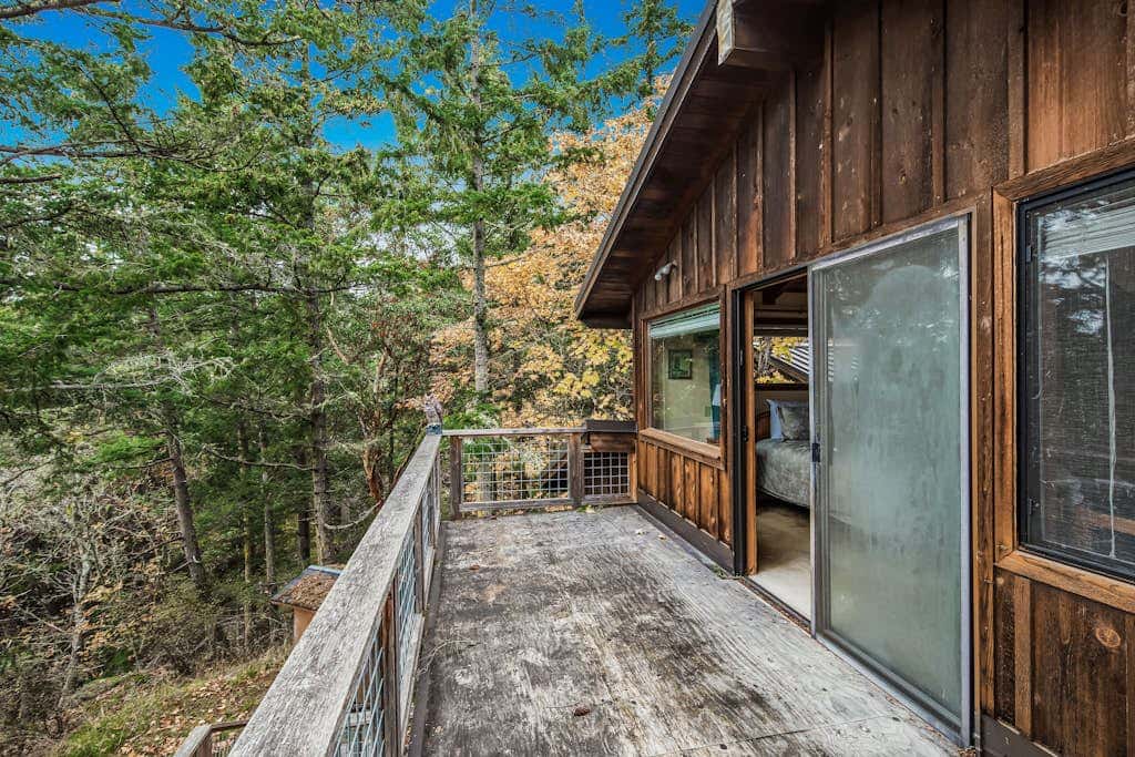 Spectacular Waterfront Cabin in Eastsound with Private Deck and Mountain Views