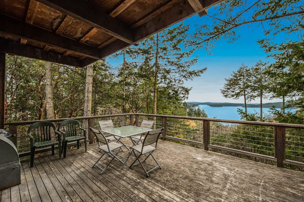 Spectacular Waterfront Cabin in Eastsound with Private Deck and Mountain Views