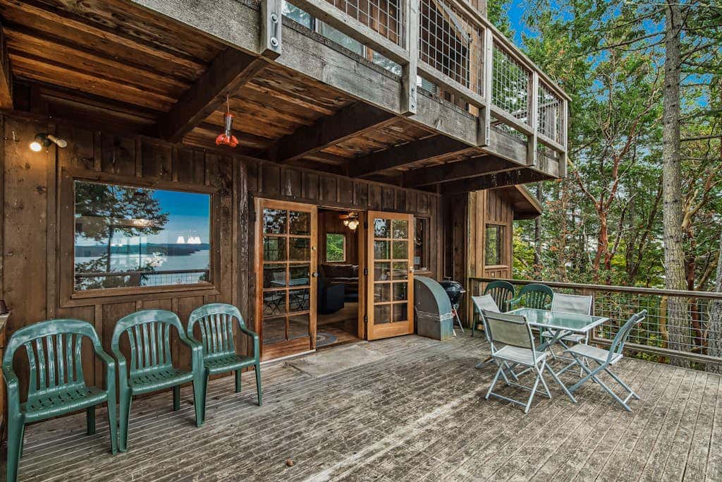 Spectacular Waterfront Cabin in Eastsound with Private Deck and Mountain Views