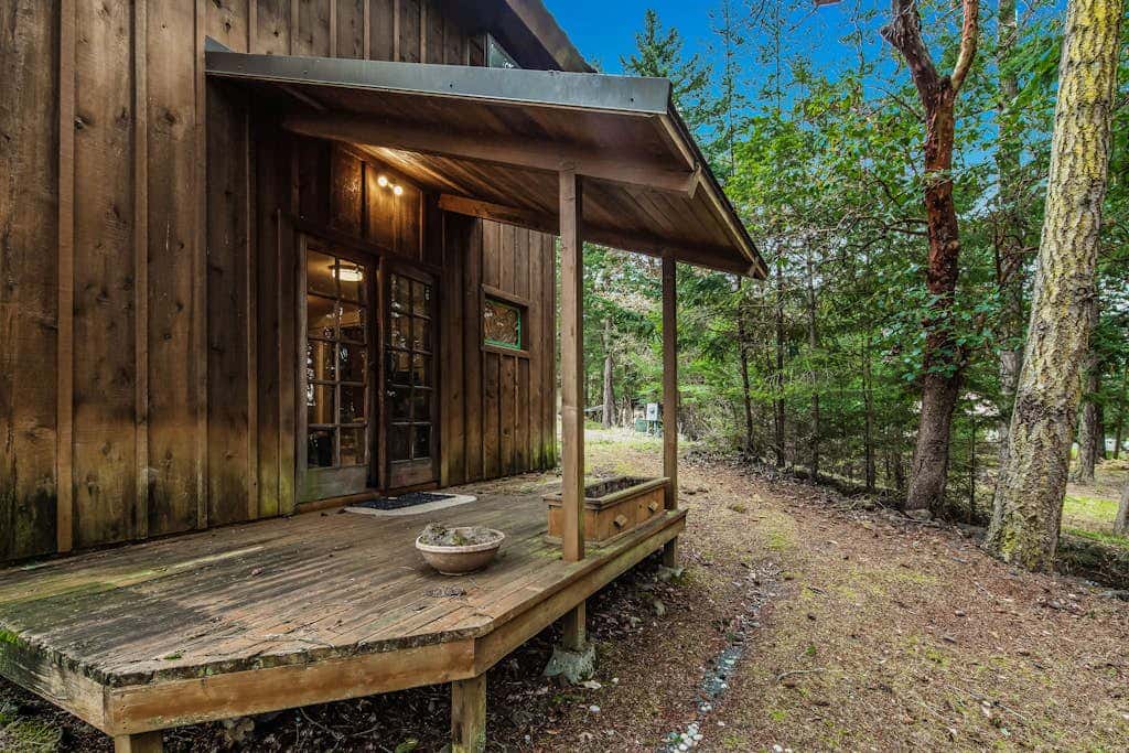 Spectacular Waterfront Cabin in Eastsound with Private Deck and Mountain Views
