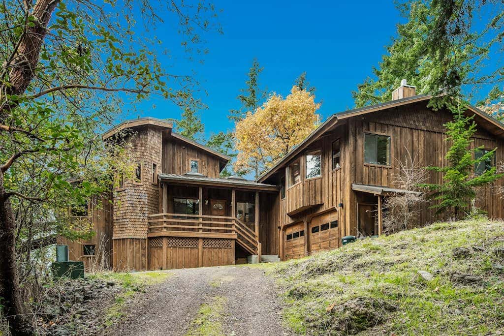 Spectacular Waterfront Cabin in Eastsound with Private Deck and Mountain Views