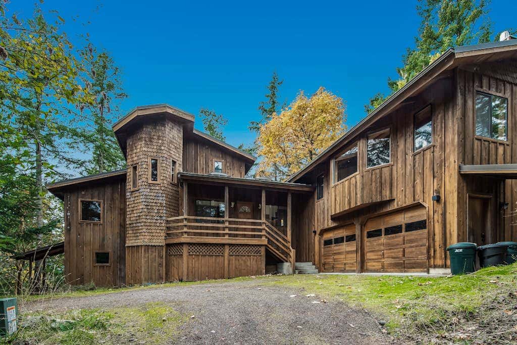 Spectacular Waterfront Cabin in Eastsound with Private Deck and Mountain Views