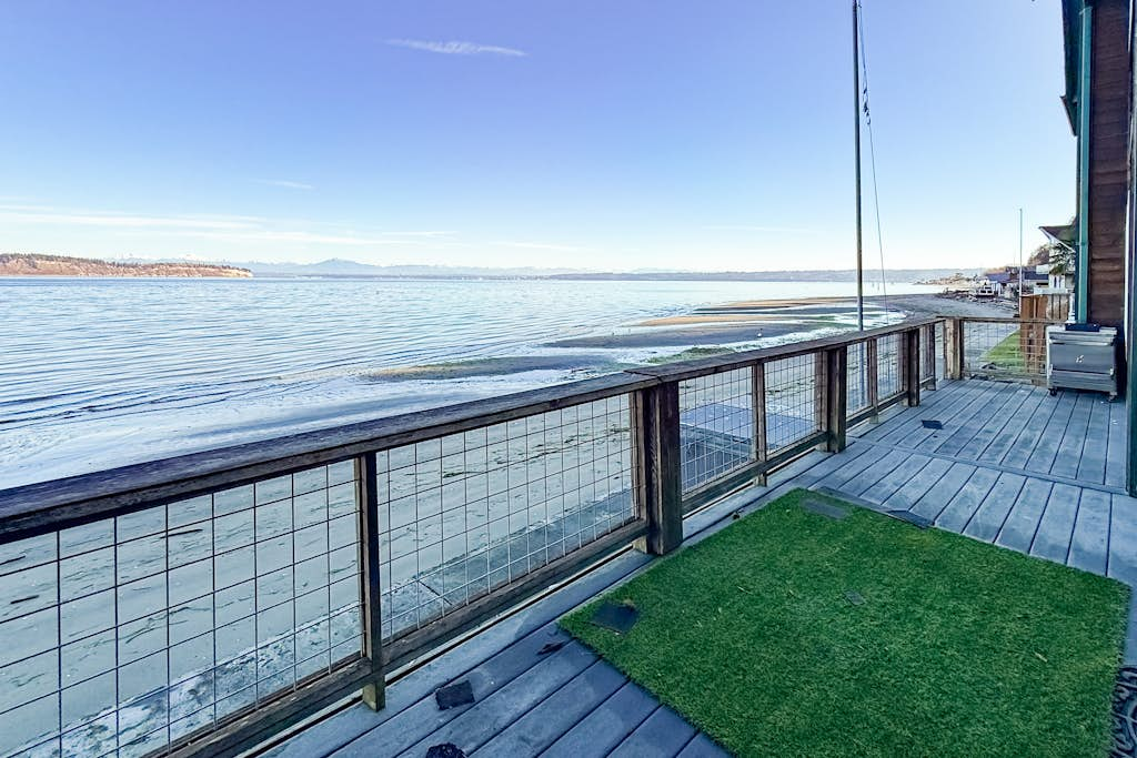 Stunning South Whidbey Waterfront Villa with Private Beach Access and Large Patio