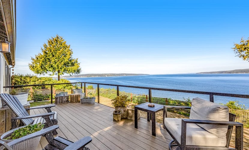 Waterfront gem w/ocean view, large deck, yard, beach access, WiFi - dog-friendly