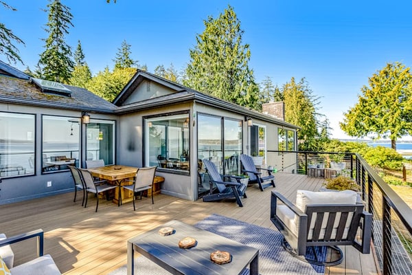 Waterfront gem w/ocean view, large deck, yard, beach access, WiFi - dog-friendly