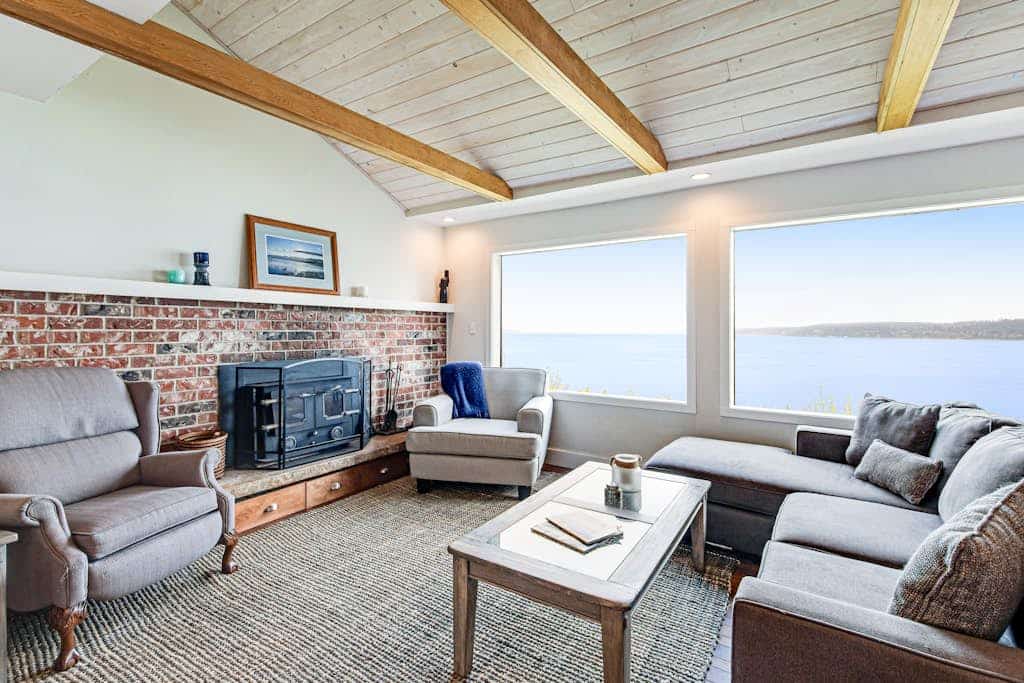Waterfront gem w/ocean view, large deck, yard, beach access, WiFi - dog-friendly