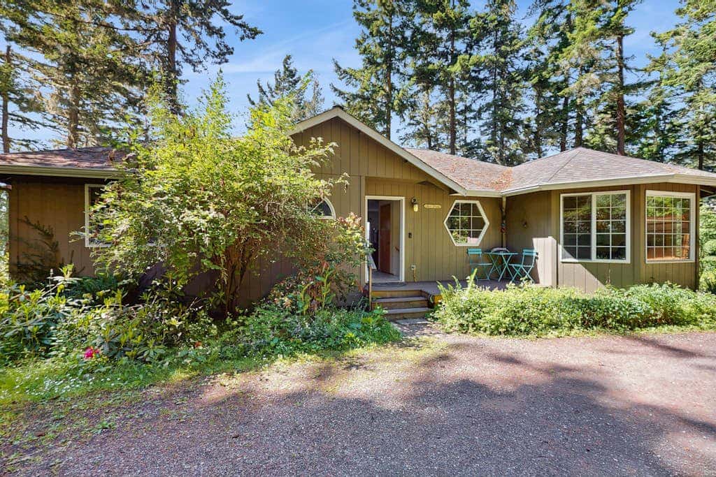 Stunning Waterfront Home on Lopez Island with Private Beach Access and Fire Pit