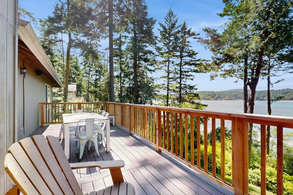 Stunning Waterfront Home on Lopez Island with Private Beach Access and Fire Pit