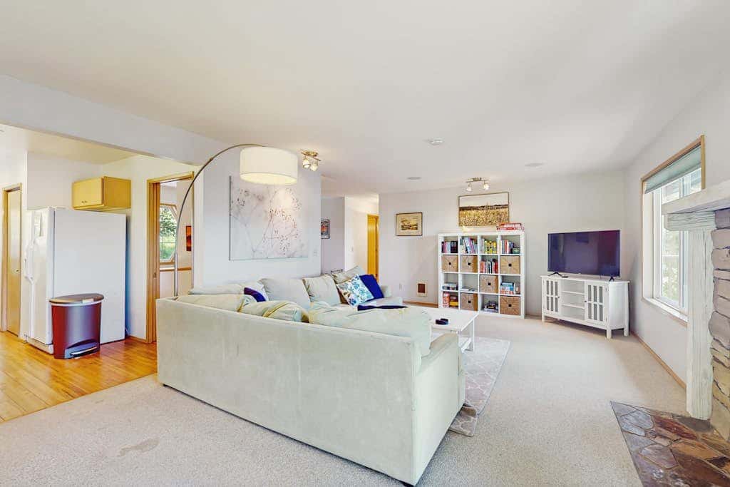 Stunning Waterfront Home on Lopez Island with Private Beach Access and Fire Pit