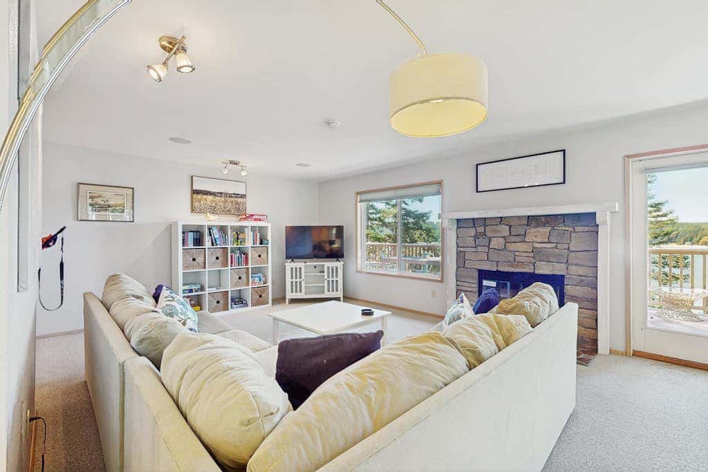 Stunning Waterfront Home on Lopez Island with Private Beach Access and Fire Pit