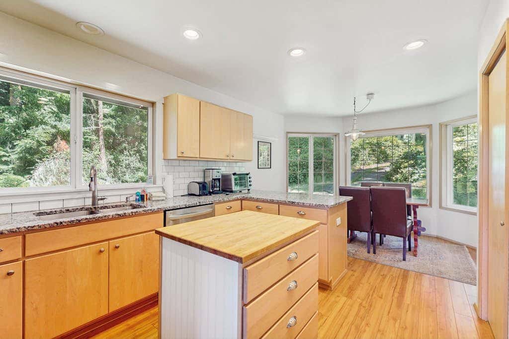 Stunning Waterfront Home on Lopez Island with Private Beach Access and Fire Pit