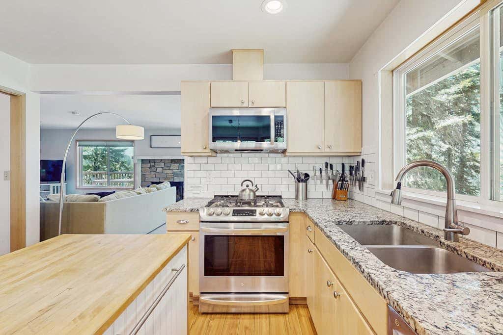 Stunning Waterfront Home on Lopez Island with Private Beach Access and Fire Pit