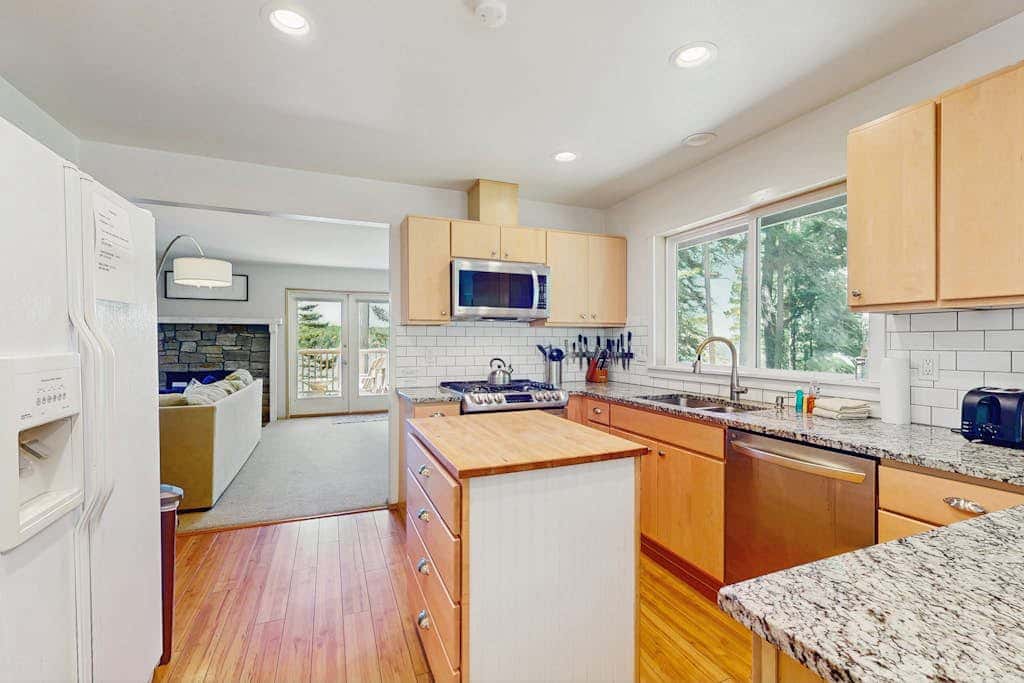 Stunning Waterfront Home on Lopez Island with Private Beach Access and Fire Pit