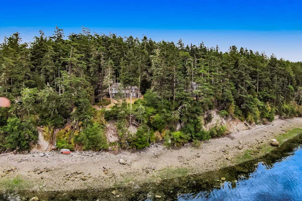 Stunning Waterfront Home on Lopez Island with Private Beach Access and Fire Pit