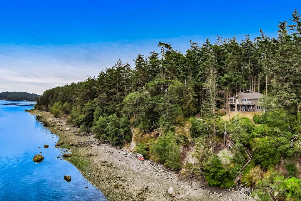 Stunning Waterfront Home on Lopez Island with Private Beach Access and Fire Pit