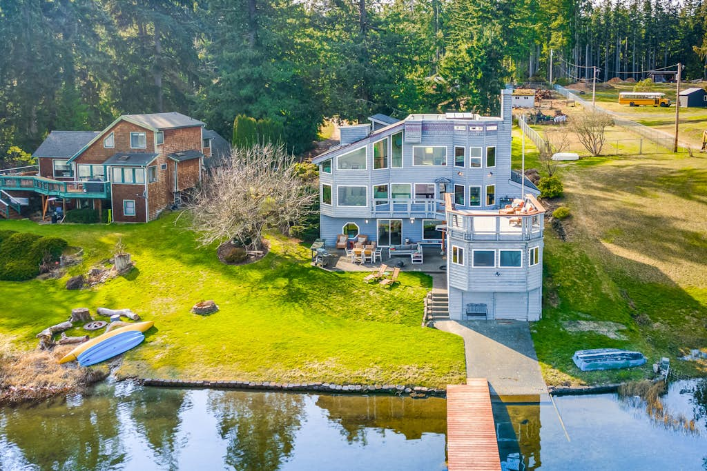 4 BR Pet Friendly Waterfront Home with Game Room