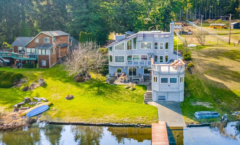4 BR Dog-friendly, lakefront home with dock, deck and game room in Clinton